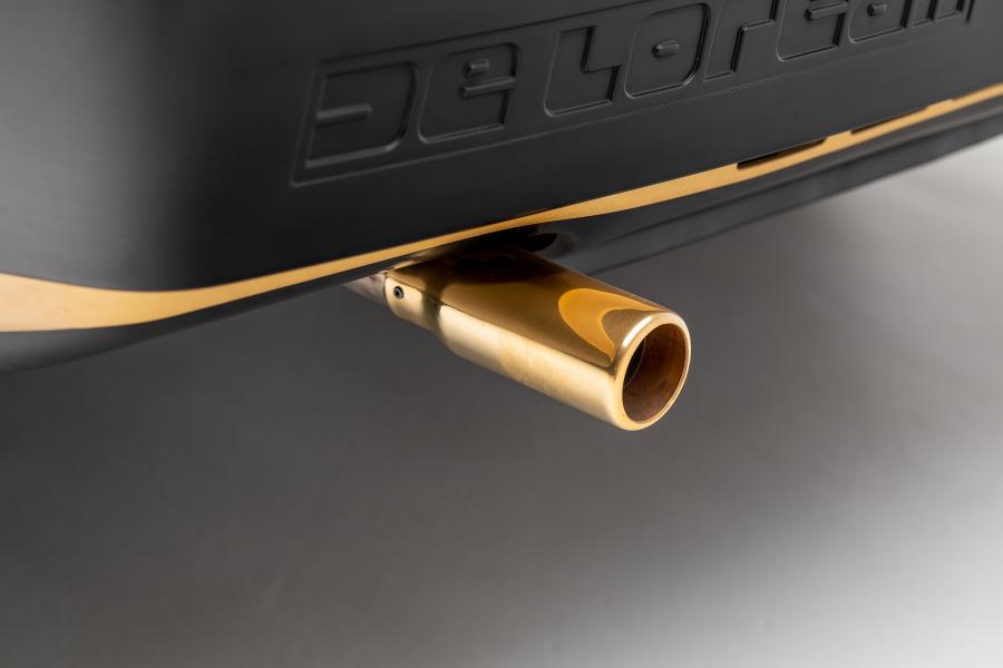 Детали экстерьера DeLorean DMC-12 Goldplated 1981 года  (фото 2 из 15)